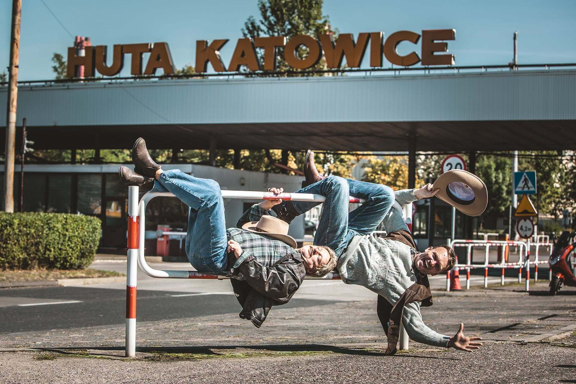 Spektakl „Gorączka żelaza” Teatru Zagłębia w Sosnowcu w Pałacu Kultury Zagłębia w Dąbrowie Górniczej. Aleksander Blitek jako „Docent” i Michał Balaga jako „Hiena”. Sesja promocyjna – huta. Premiera 2 pażdziernika 2026