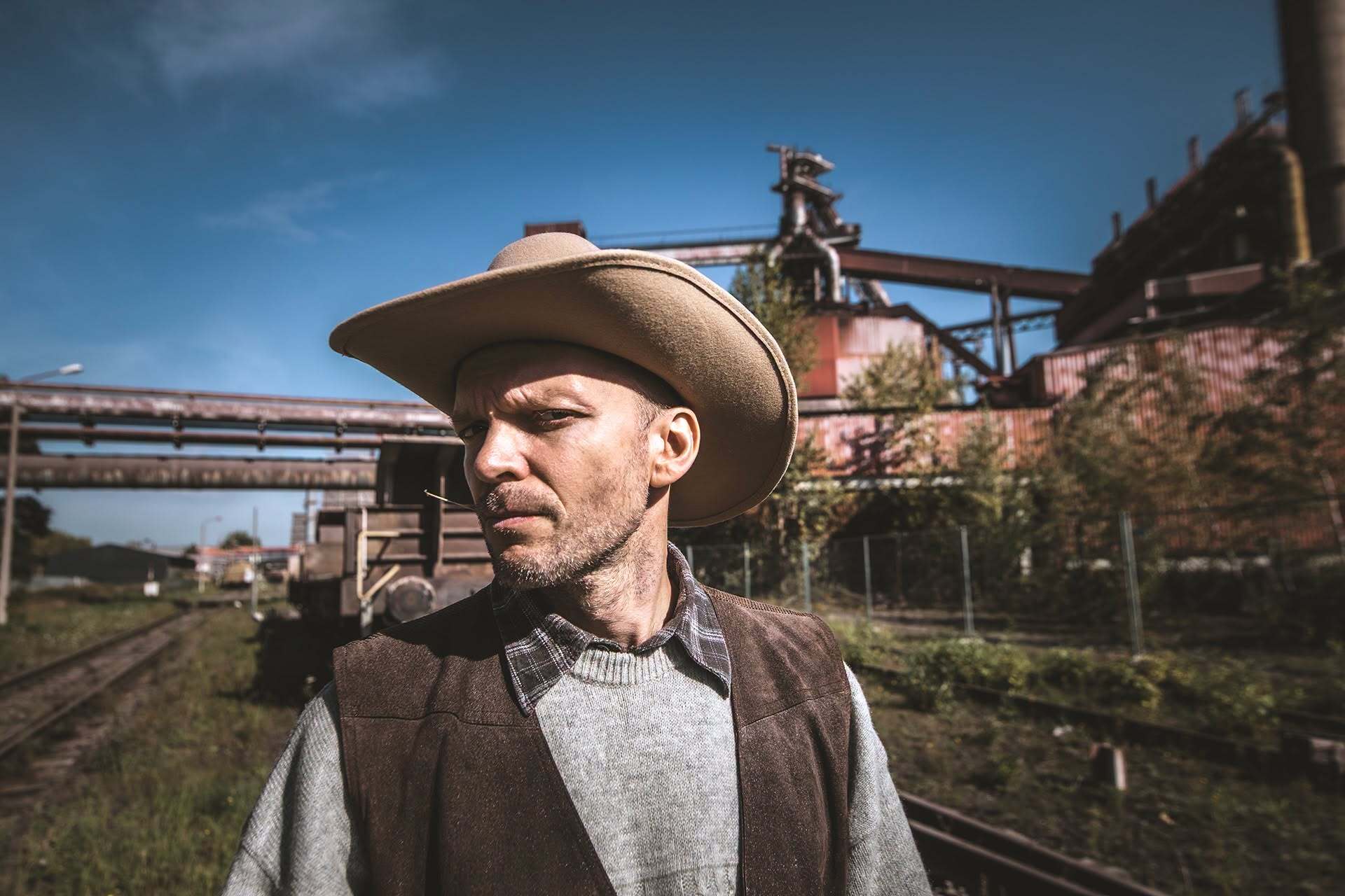 Spektakl „Gorączka żelaza” Teatru Zagłębia w Sosnowcu w Pałacu Kultury Zagłębia w Dąbrowie Górniczej. Michał Balaga jako „Hiena”. Sesja promocyjna – huta. Premiera 2 pażdziernika 2026