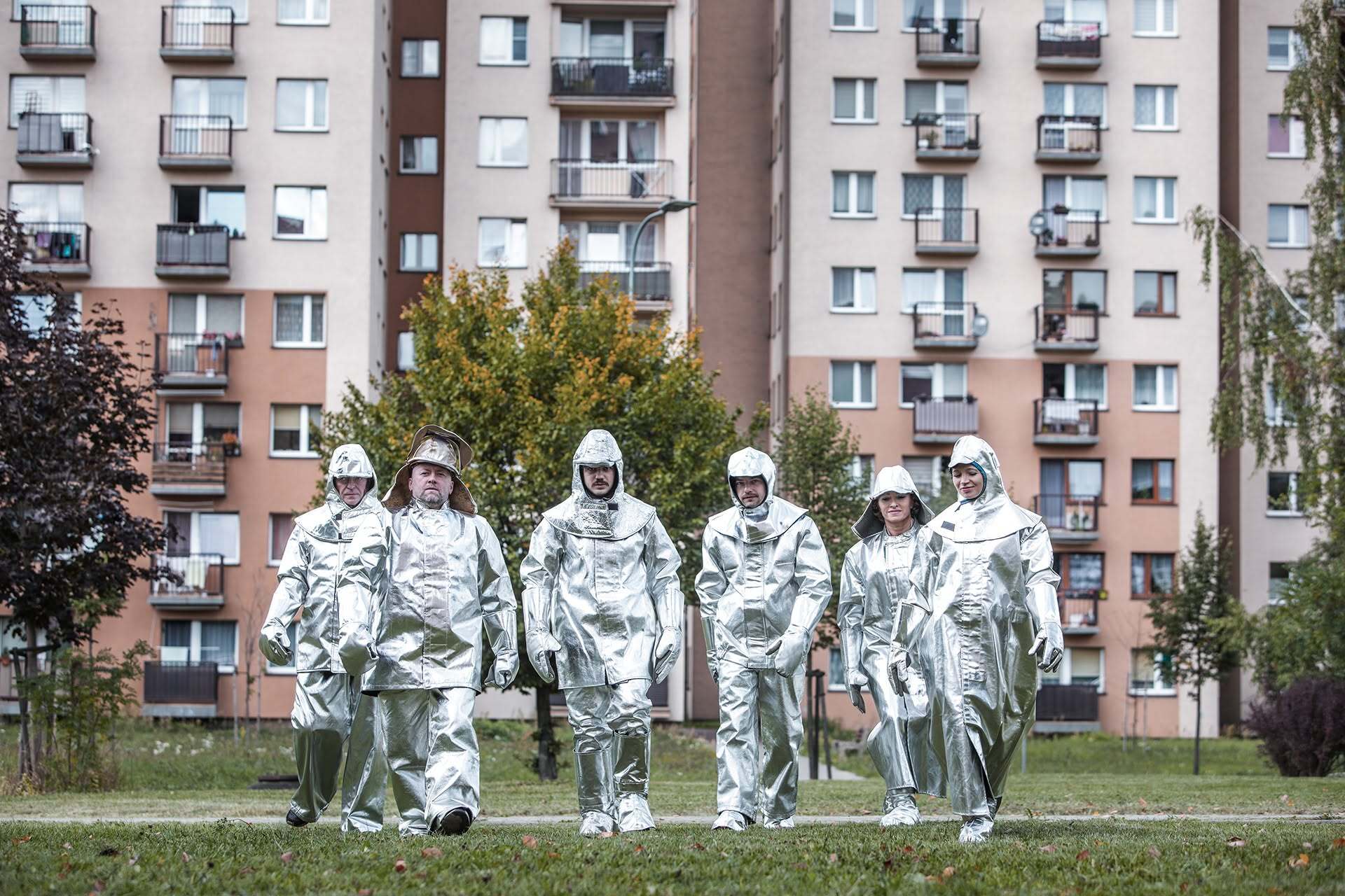 Spektakl „Gorączka żelaza” Teatru Zagłębia w Sosnowcu w Pałacu Kultury Zagłębia w Dąbrowie Górniczej. Sesja promocyjna — osiedle – „blokowisko”. Premiera 2 października 2026