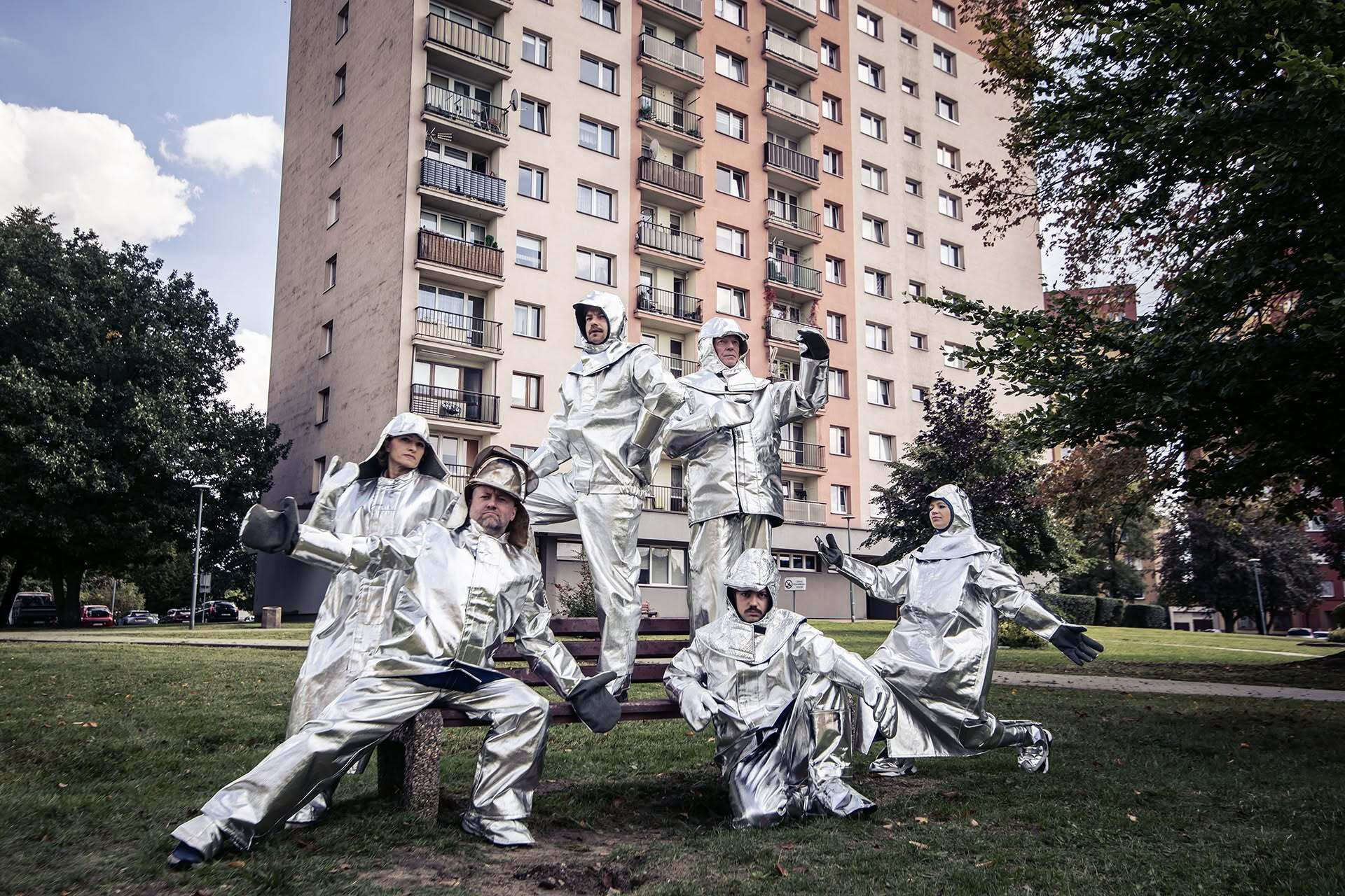 Spektakl „Gorączka żelaza” Teatru Zagłębia w Sosnowcu w Pałacu Kultury Zagłębia w Dąbrowie Górniczej. Sesja promocyjna — osiedle – „blokowisko”. Premiera 2 października 2026