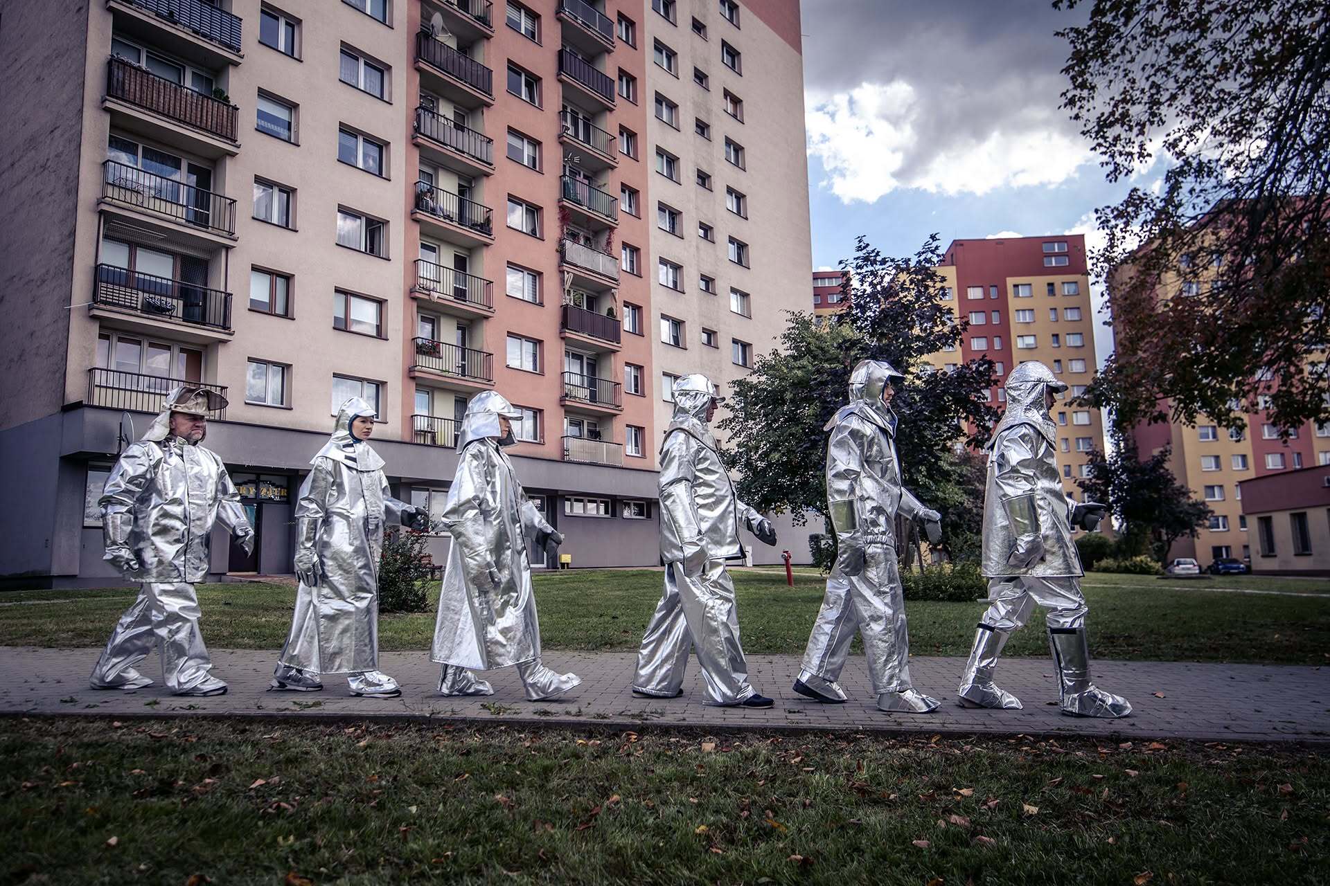 Spektakl „Gorączka żelaza” Teatru Zagłębia w Sosnowcu w Pałacu Kultury Zagłębia w Dąbrowie Górniczej. Sesja promocyjna — osiedle – „blokowisko”. Premiera 2 października 2026