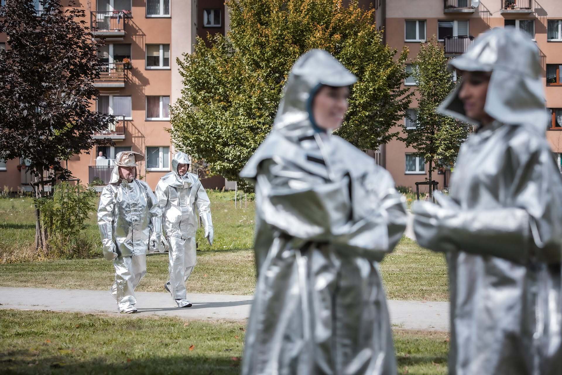 Spektakl „Gorączka żelaza” Teatru Zagłębia w Sosnowcu w Pałacu Kultury Zagłębia w Dąbrowie Górniczej. Sesja promocyjna — osiedle – „blokowisko”. Premiera 2 października 2026