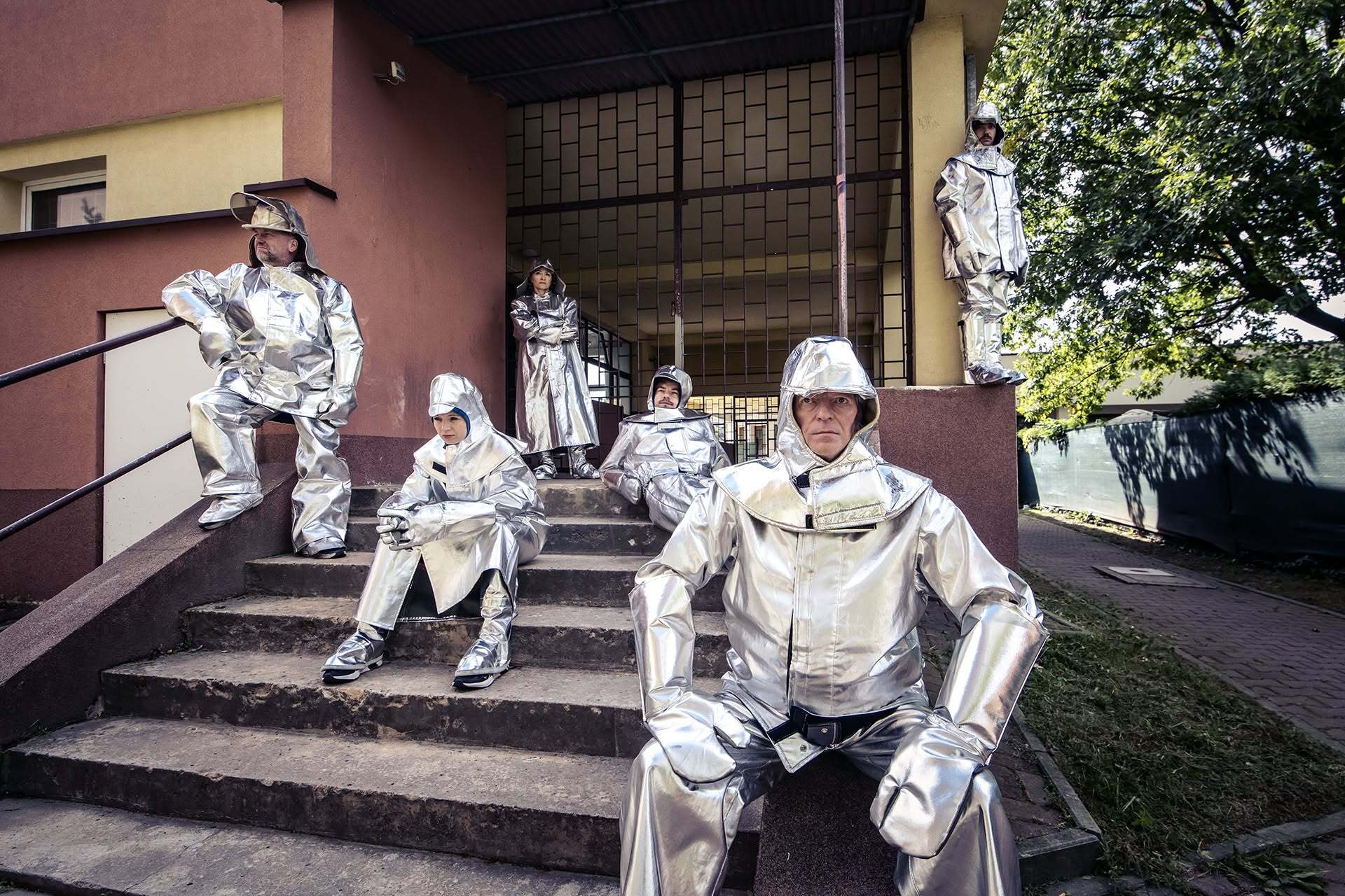 Spektakl „Gorączka żelaza” Teatru Zagłębia w Sosnowcu w Pałacu Kultury Zagłębia w Dąbrowie Górniczej. Sesja promocyjna — osiedle – „blokowisko”. Premiera 2 października 2026