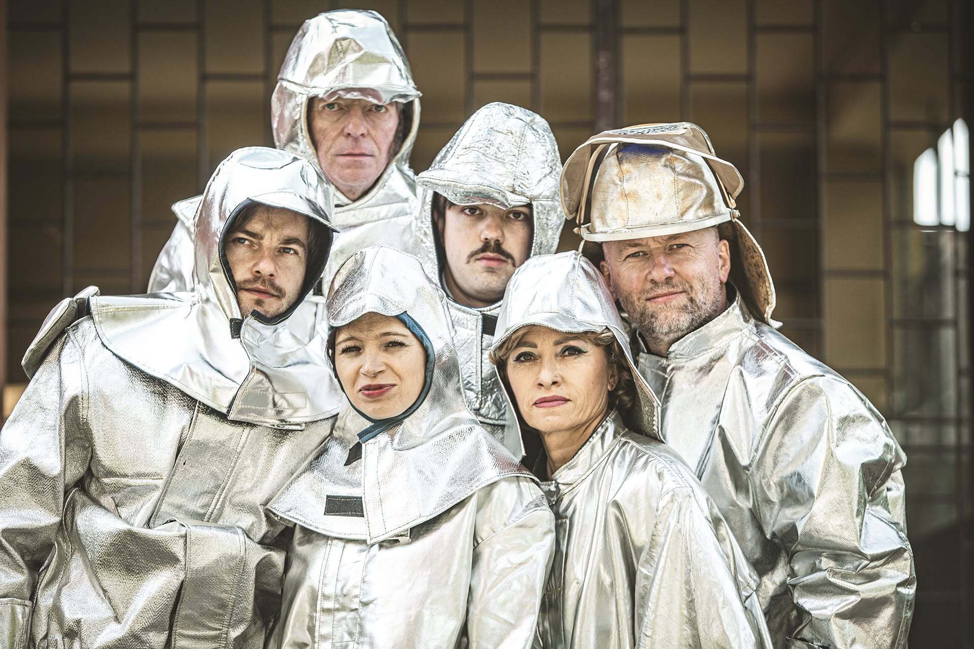 Spektakl „Gorączka żelaza” Teatru Zagłębia w Sosnowcu w Pałacu Kultury Zagłębia w Dąbrowie Górniczej. Sesja promocyjna — osiedle – „blokowisko”. Premiera 2 października 2026