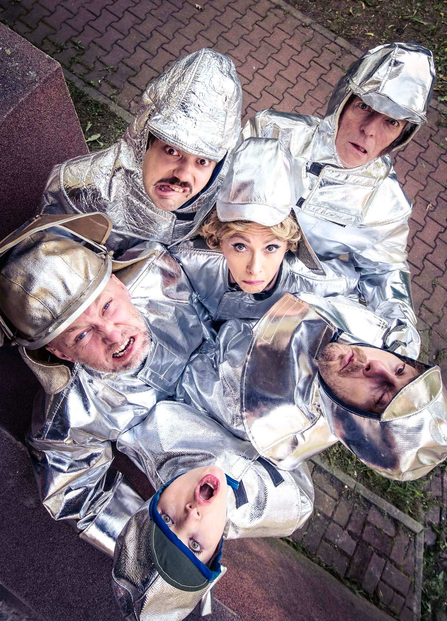 Spektakl „Gorączka żelaza” Teatru Zagłębia w Sosnowcu w Pałacu Kultury Zagłębia w Dąbrowie Górniczej. Sesja promocyjna — osiedle – „blokowisko”. Premiera 2 października 2026