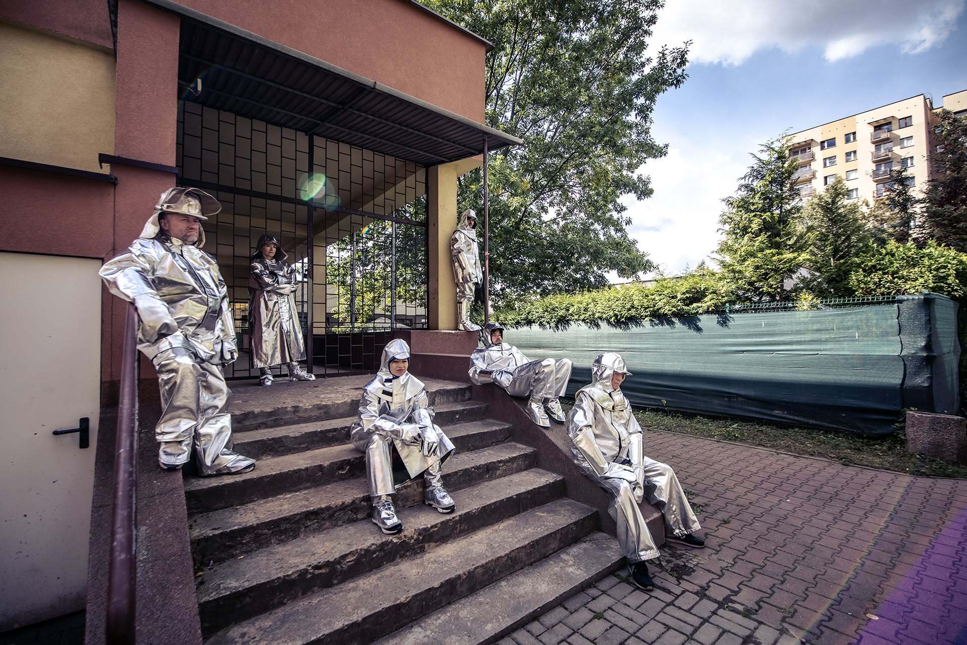 Spektakl „Gorączka żelaza” Teatru Zagłębia w Sosnowcu w Pałacu Kultury Zagłębia w Dąbrowie Górniczej. Sesja promocyjna — osiedle – „blokowisko”. Premiera 2 października 2026