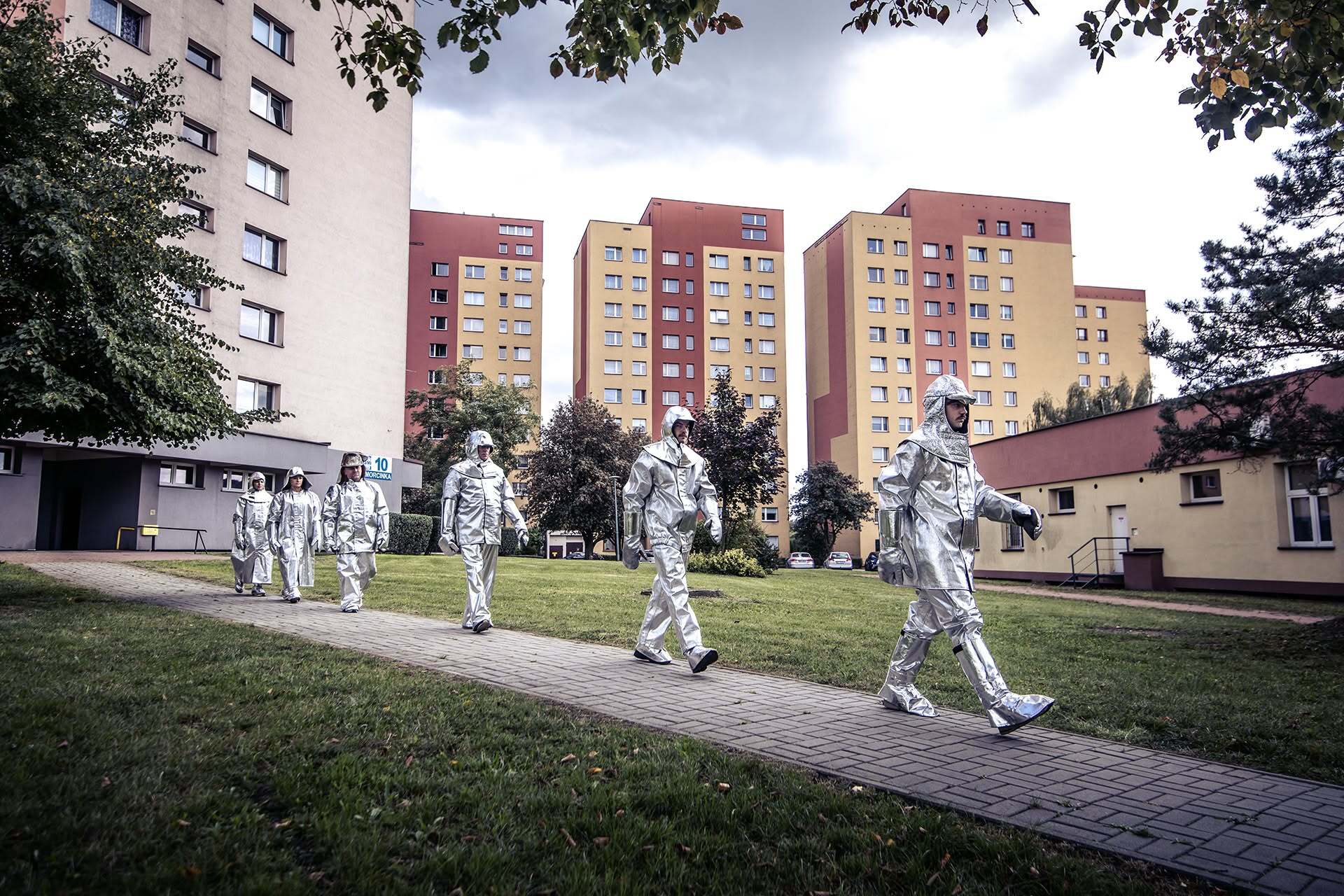 Spektakl „Gorączka żelaza” Teatru Zagłębia w Sosnowcu w Pałacu Kultury Zagłębia w Dąbrowie Górniczej. Sesja promocyjna — osiedle – „blokowisko”. Premiera 2 października 2026