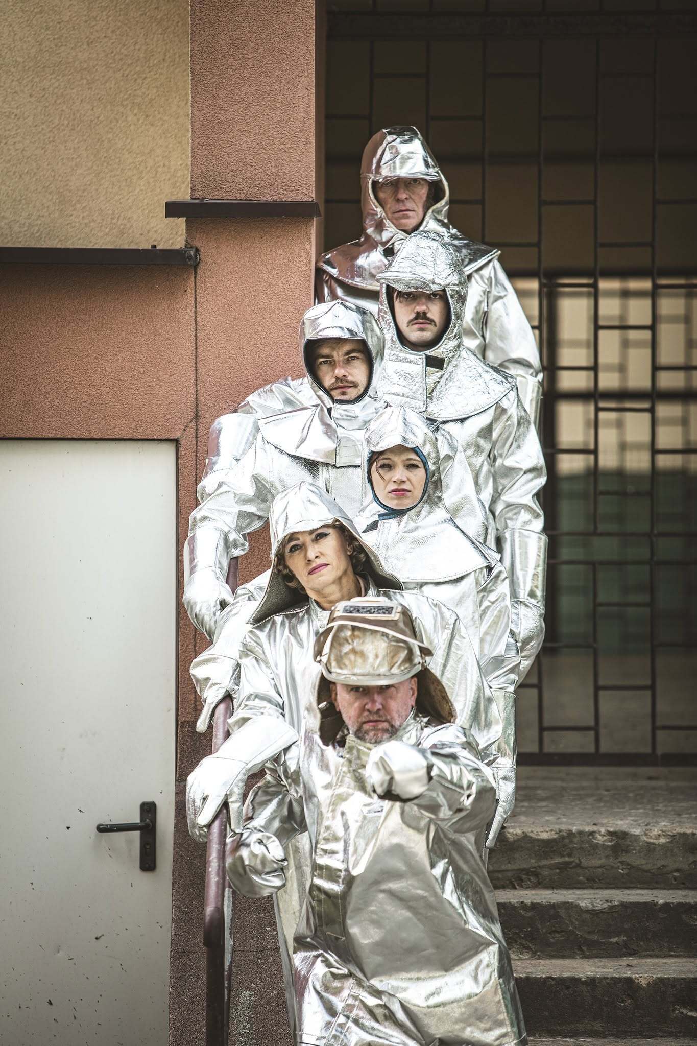 Spektakl „Gorączka żelaza” Teatru Zagłębia w Sosnowcu w Pałacu Kultury Zagłębia w Dąbrowie Górniczej. Sesja promocyjna — osiedle – „blokowisko”. Premiera 2 października 2026