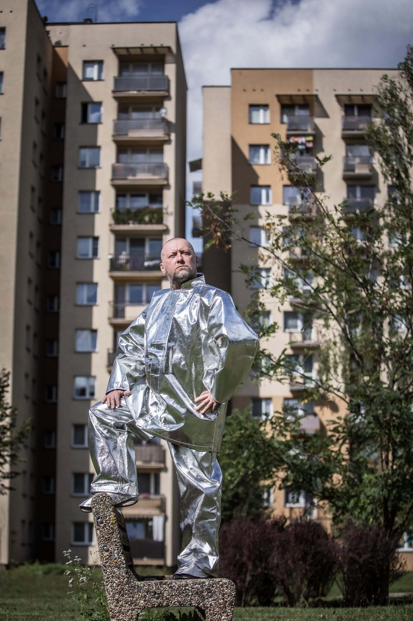 Spektakl „Gorączka żelaza” Teatru Zagłębia w Sosnowcu w Pałacu Kultury Zagłębia w Dąbrowie Górniczej. Sesja promocyjna — osiedle – „blokowisko”. Premiera 2 października 2026