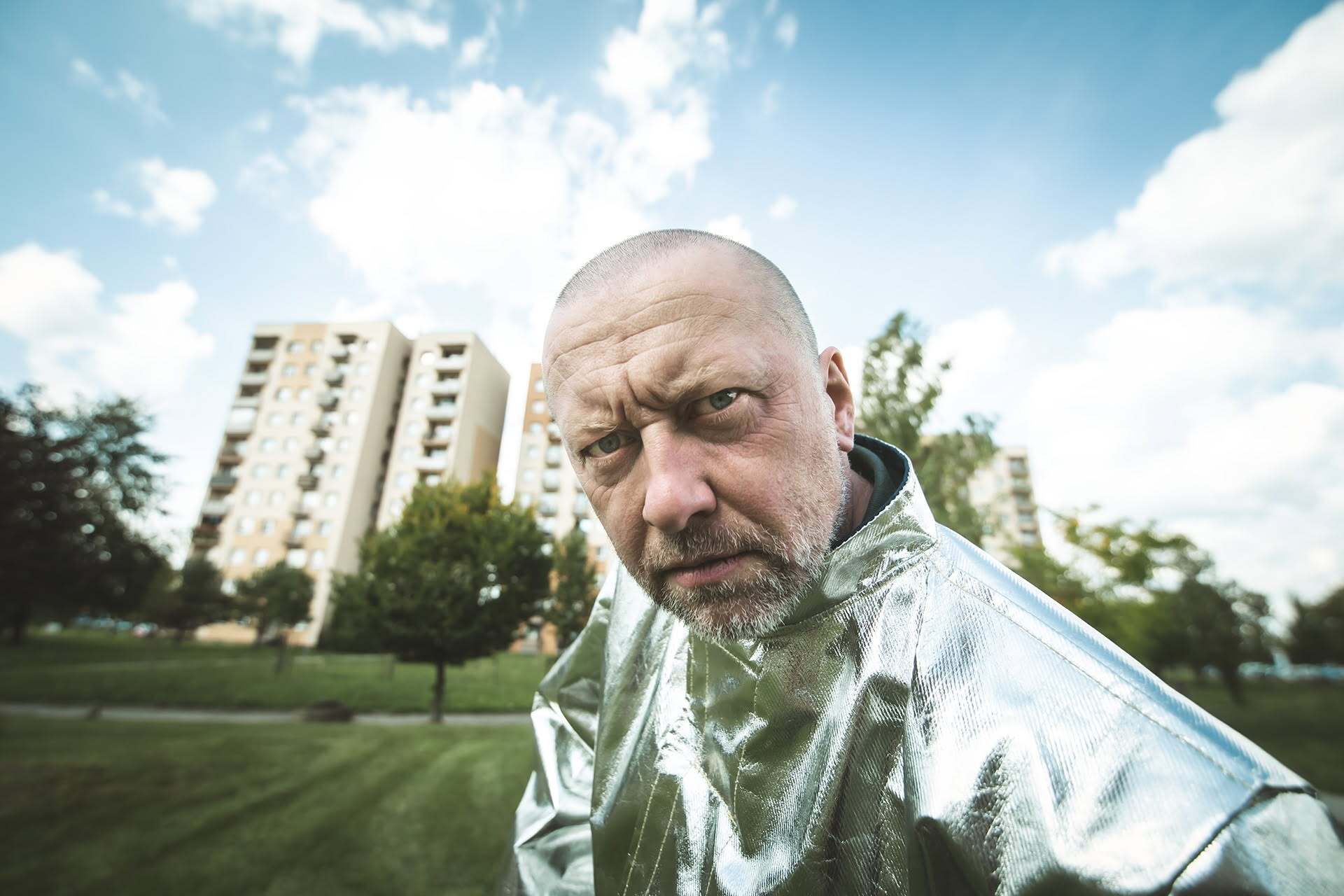 Spektakl „Gorączka żelaza” Teatru Zagłębia w Sosnowcu w Pałacu Kultury Zagłębia w Dąbrowie Górniczej. Sesja promocyjna — osiedle – „blokowisko”. Premiera 2 października 2026