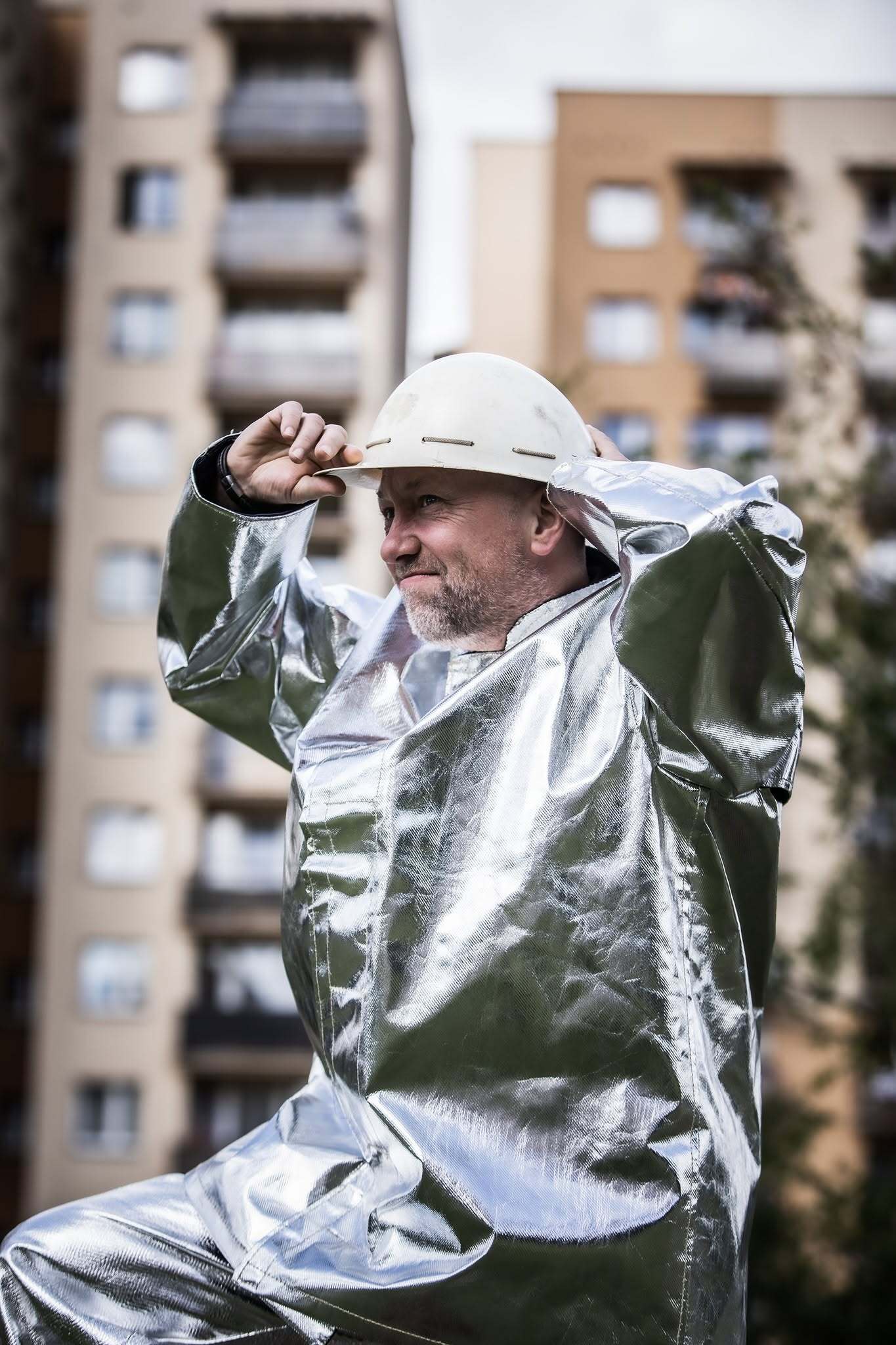 Spektakl „Gorączka żelaza” Teatru Zagłębia w Sosnowcu w Pałacu Kultury Zagłębia w Dąbrowie Górniczej. Sesja promocyjna — osiedle – „blokowisko”. Premiera 2 października 2026