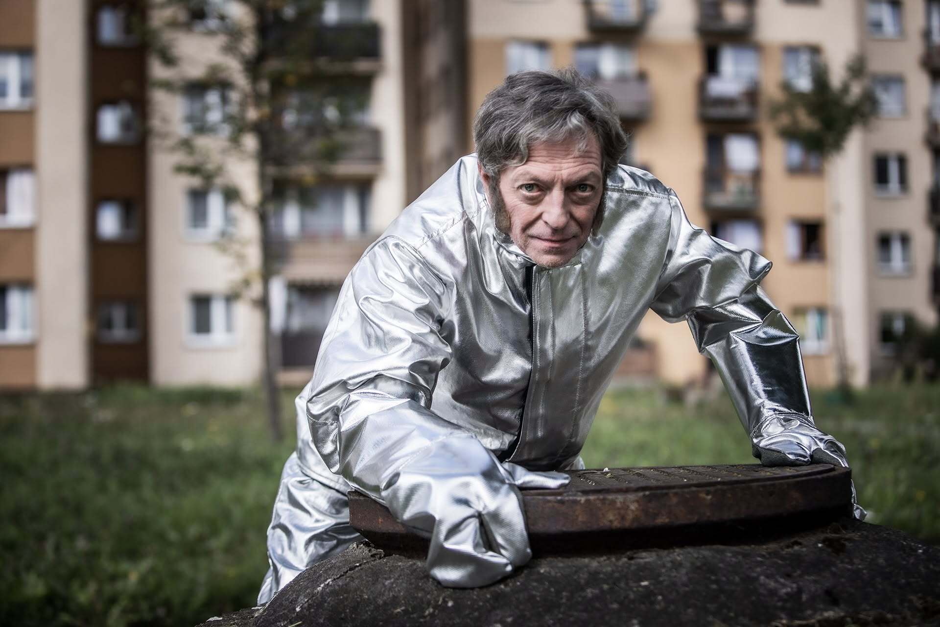 Spektakl „Gorączka żelaza” Teatru Zagłębia w Sosnowcu w Pałacu Kultury Zagłębia w Dąbrowie Górniczej. Sesja promocyjna — osiedle – „blokowisko”. Premiera 2 października 2026