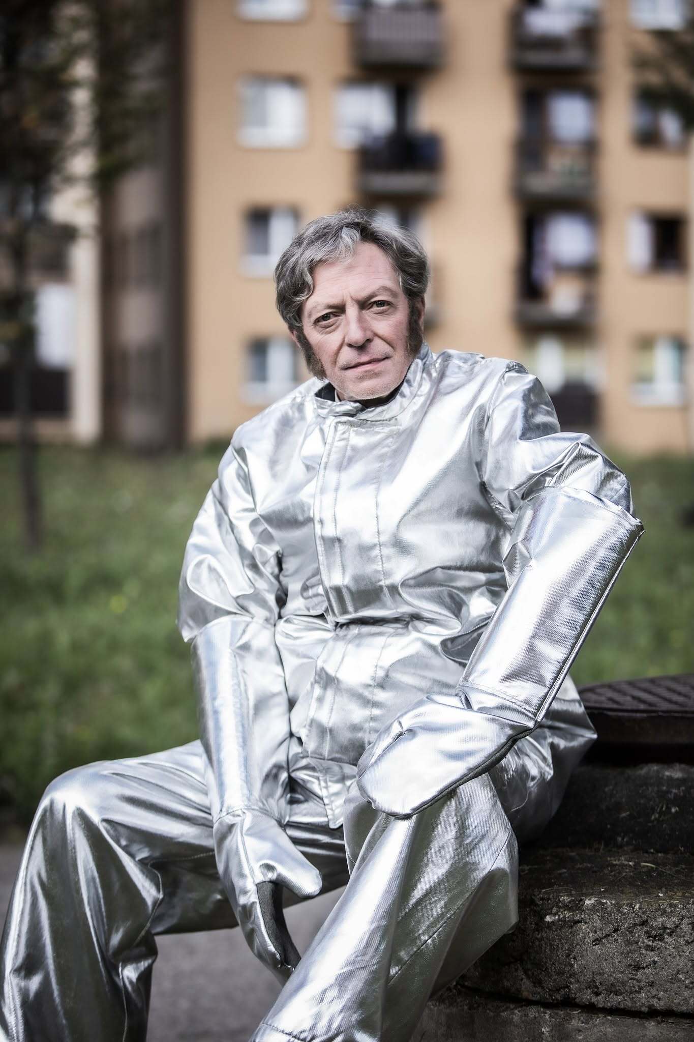 Spektakl „Gorączka żelaza” Teatru Zagłębia w Sosnowcu w Pałacu Kultury Zagłębia w Dąbrowie Górniczej. Sesja promocyjna — osiedle – „blokowisko”. Premiera 2 października 2026