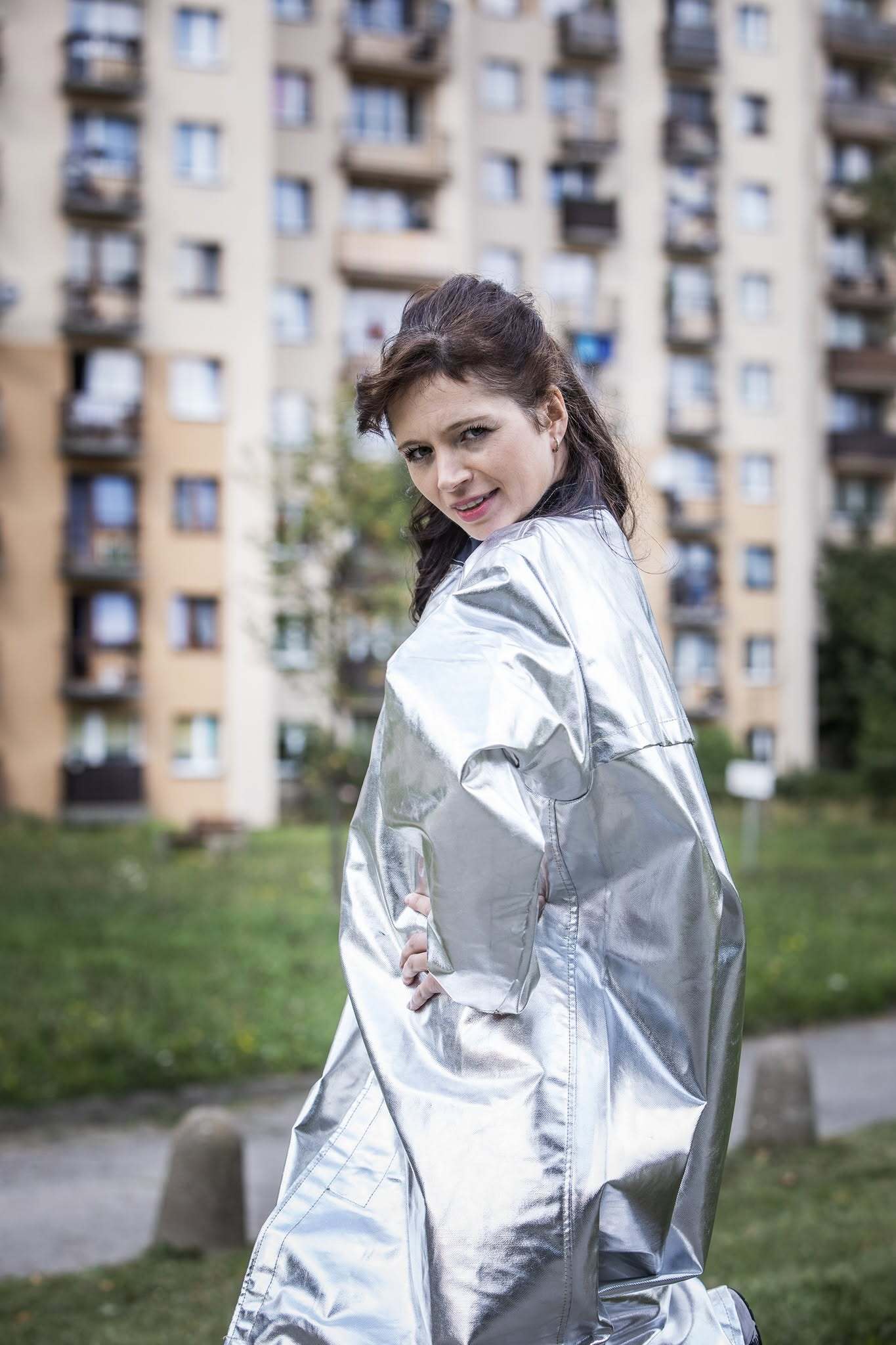 Spektakl „Gorączka żelaza” Teatru Zagłębia w Sosnowcu w Pałacu Kultury Zagłębia w Dąbrowie Górniczej. Sesja promocyjna — osiedle – „blokowisko”. Premiera 2 października 2026