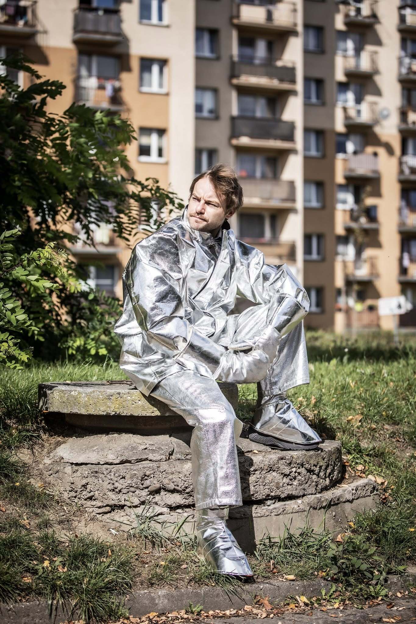 Spektakl „Gorączka żelaza” Teatru Zagłębia w Sosnowcu w Pałacu Kultury Zagłębia w Dąbrowie Górniczej. Sesja promocyjna — osiedle – „blokowisko”. Premiera 2 października 2026
