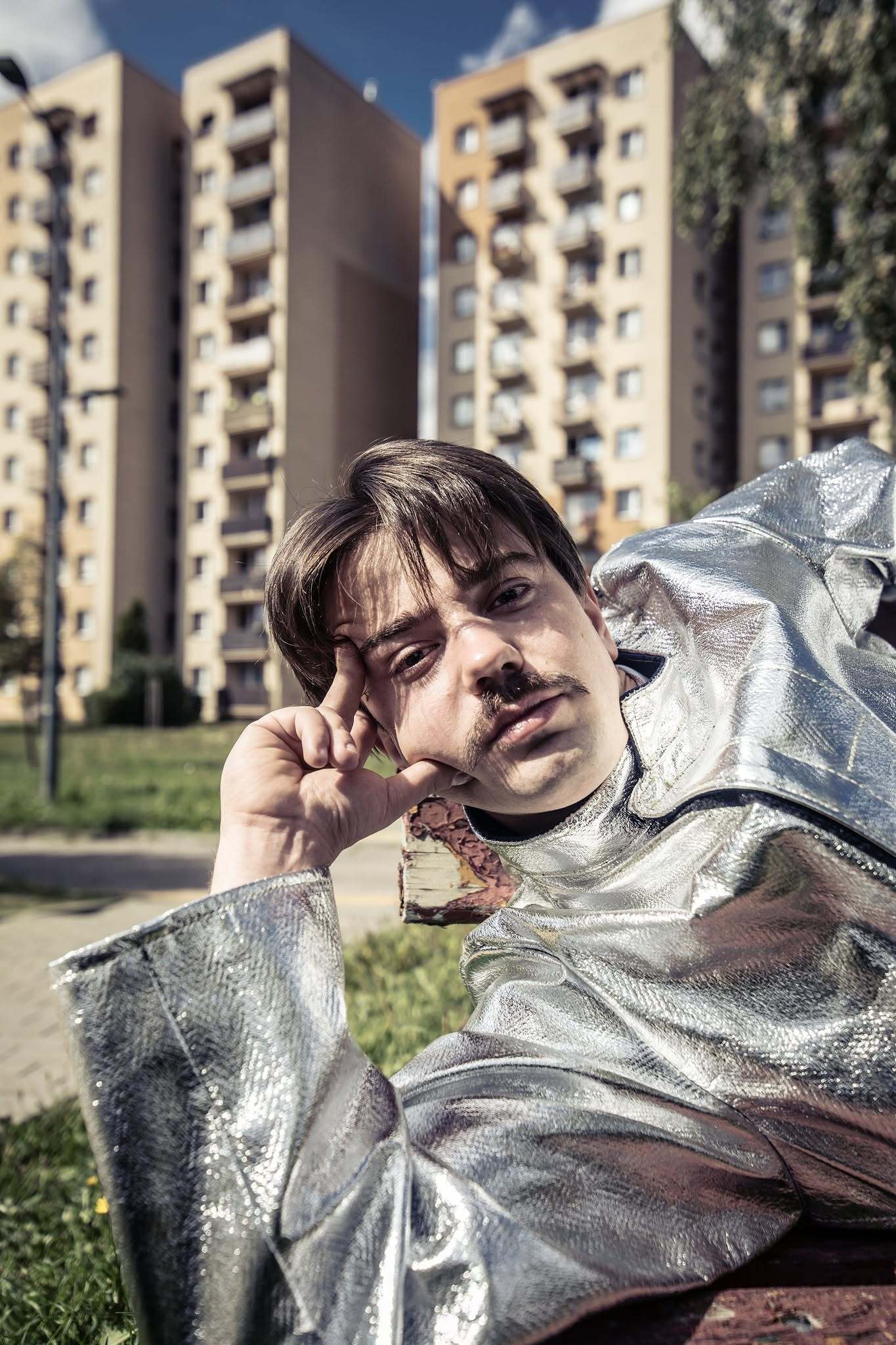 Spektakl „Gorączka żelaza” Teatru Zagłębia w Sosnowcu w Pałacu Kultury Zagłębia w Dąbrowie Górniczej. Sesja promocyjna — osiedle – „blokowisko”. Premiera 2 października 2026