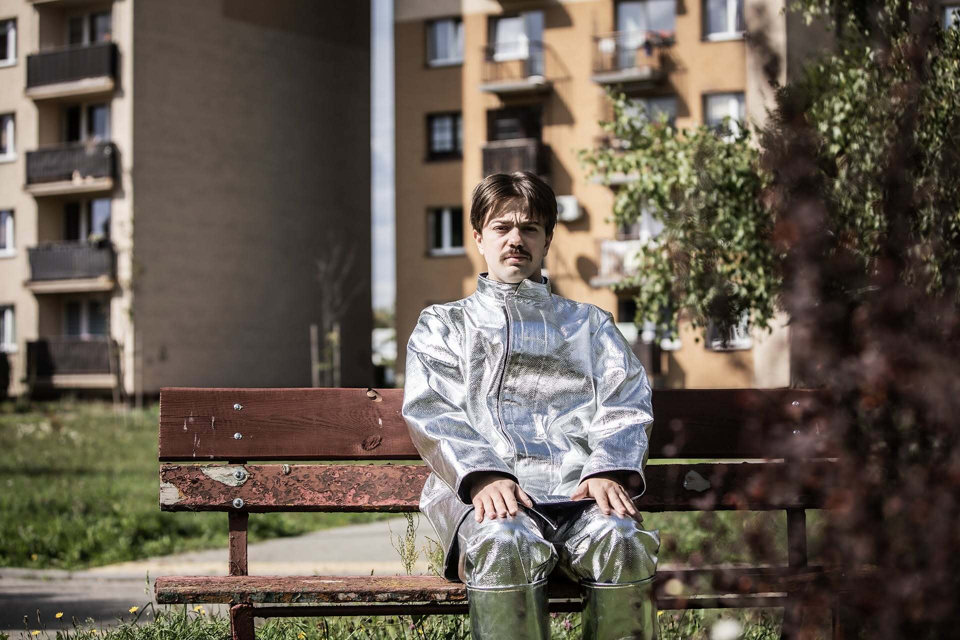 Spektakl „Gorączka żelaza” Teatru Zagłębia w Sosnowcu w Pałacu Kultury Zagłębia w Dąbrowie Górniczej. Sesja promocyjna — osiedle – „blokowisko”. Premiera 2 października 2026