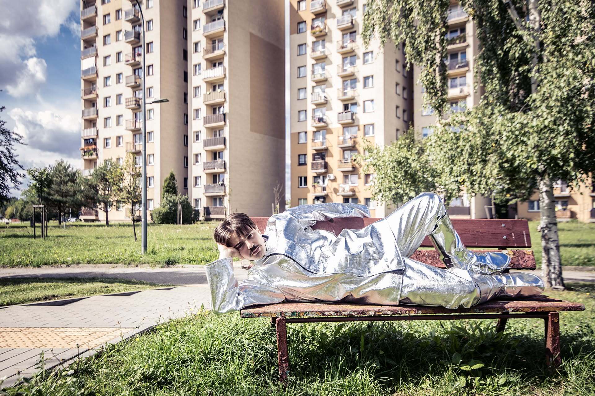 Spektakl „Gorączka żelaza” Teatru Zagłębia w Sosnowcu w Pałacu Kultury Zagłębia w Dąbrowie Górniczej. Sesja promocyjna — osiedle – „blokowisko”. Premiera 2 października 2026