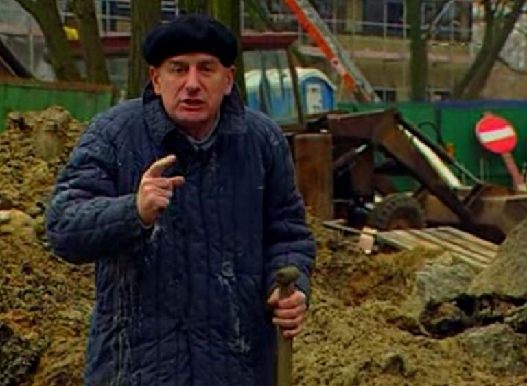 Wiktor Niedzicki na planie programu telewizyjnego „Laboratorium”.