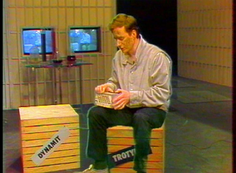 Wiktor Niedzicki na planie programu telewizyjnego „Laboratorium”.