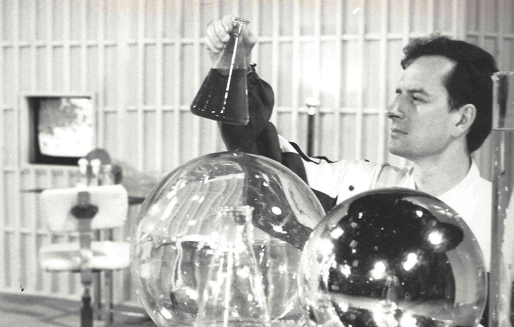 Wiktor Niedzicki na planie programu telewizyjnego „Laboratorium”. 1985.