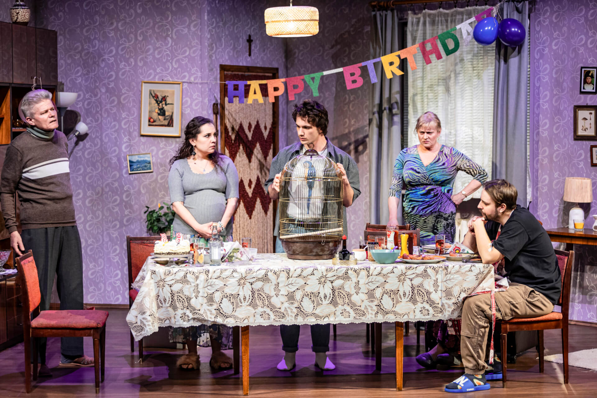 “TĘSKNIĘ ZA DOMEM”, tekst i reżyseria: Radosław B.Maciąg / czas trwania: 135 min z jedną przerwą