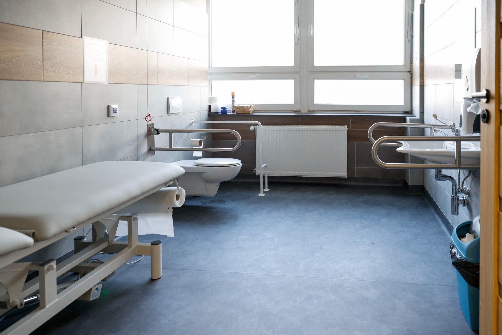 Toaleta wyposażona jest m. in. w komfortkę