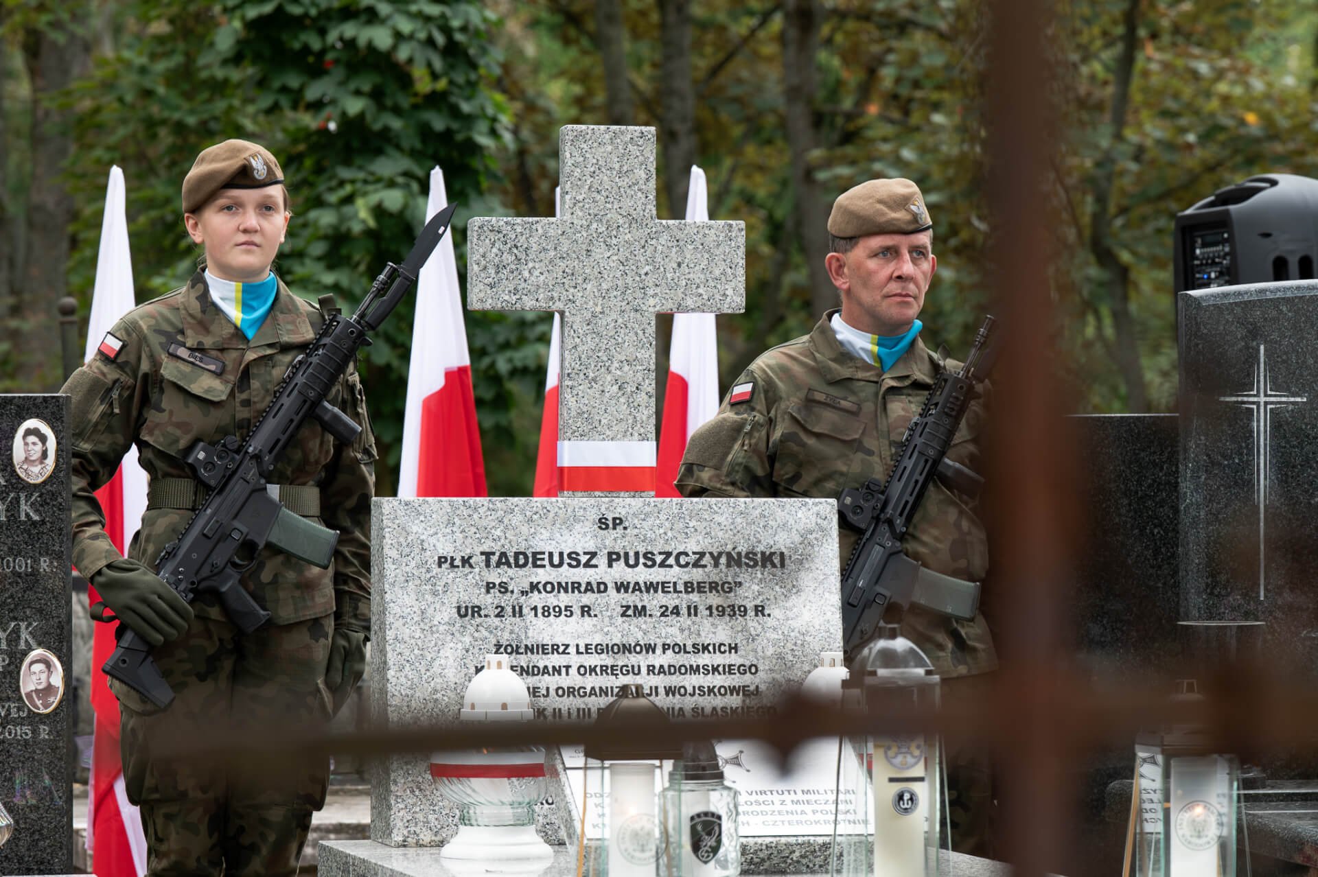 Tobie Polsko na grobie Waweberga w Warszawie