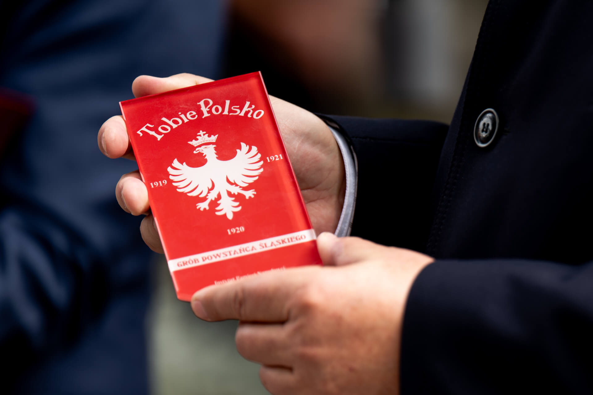 Tobie Polsko na grobie Waweberga w Warszawie