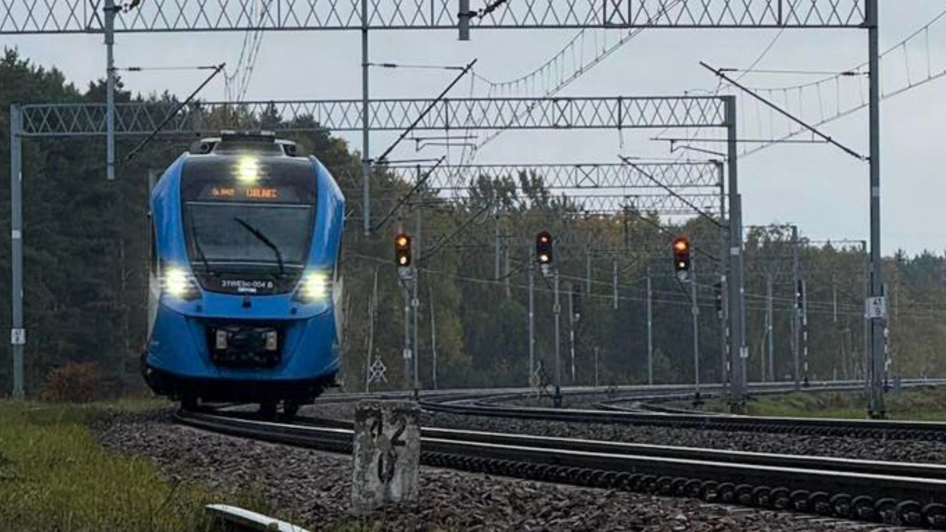O włos od tragedii! 20-latek ściągnął z torów kolejowych 21-latka. I nie było to tym, o czym myślicie