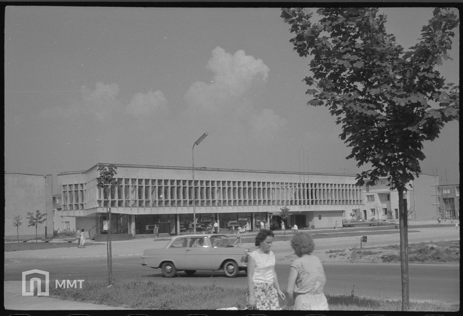 Tychy. Osiedle E2. Ul. Fryderyka Engelsa (obecnie Edukacji). Górniczy Klub Technika NOT. Rok 1964.