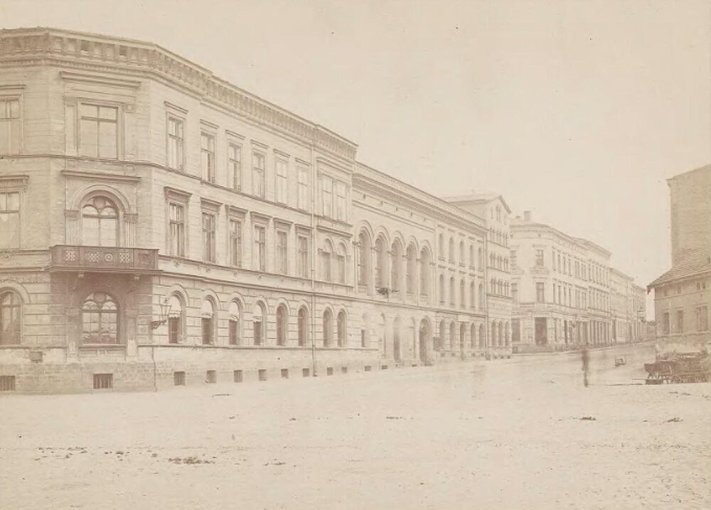 Ulica Pocztowa w 1872 roku kończyła się przy rynku (Friedrichsplatzu), ale dopiero na wysokości wlotu 3 Maja (Grundmanstrasse)