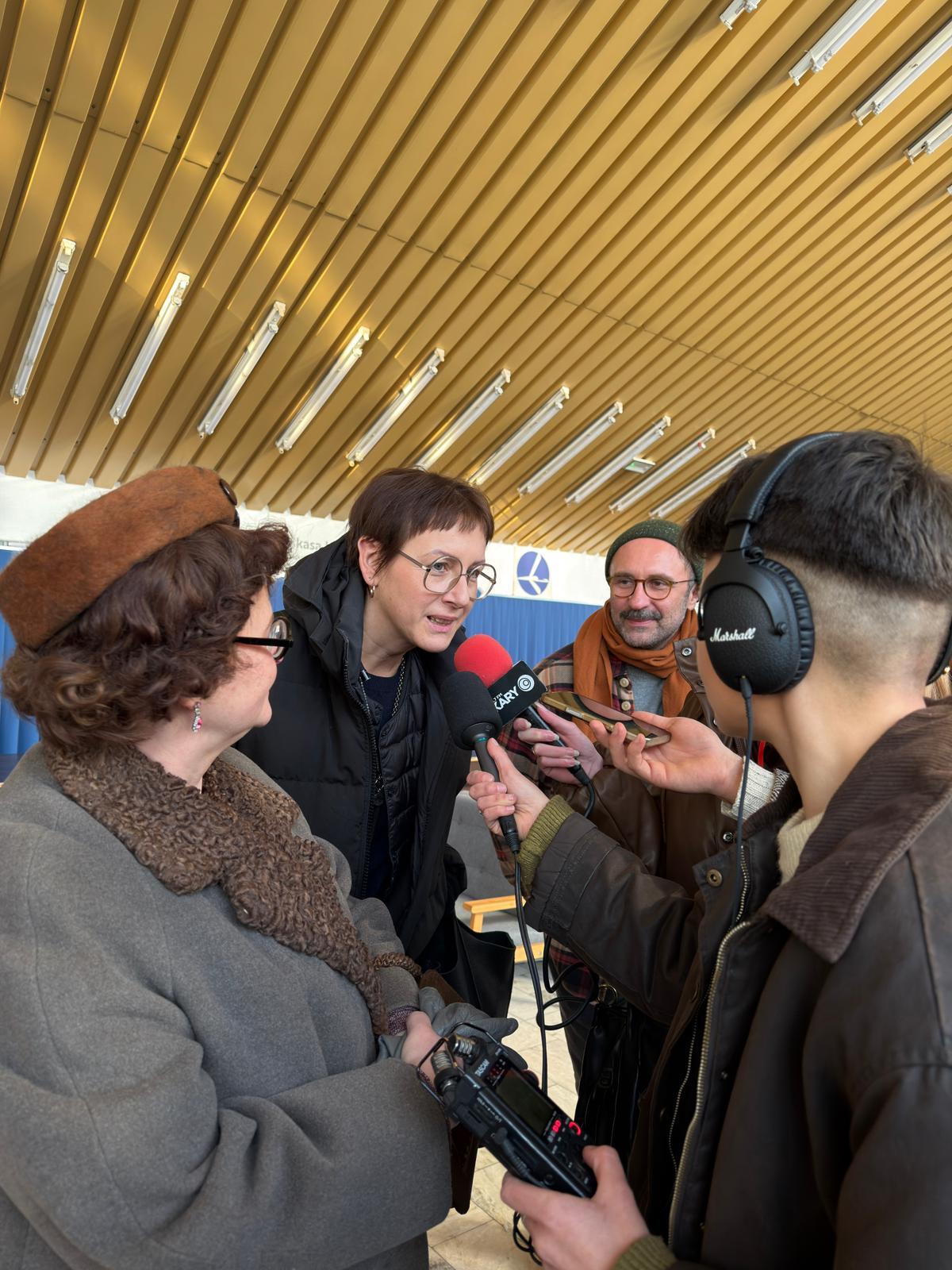 W środku: reżyserka filmu Karolina Bielawska