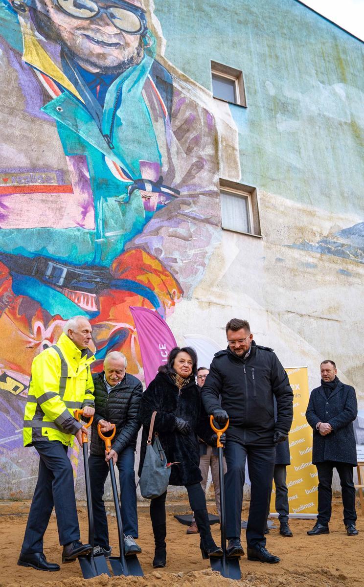 Symboliczne wbicie łopaty pod budowę Centrum