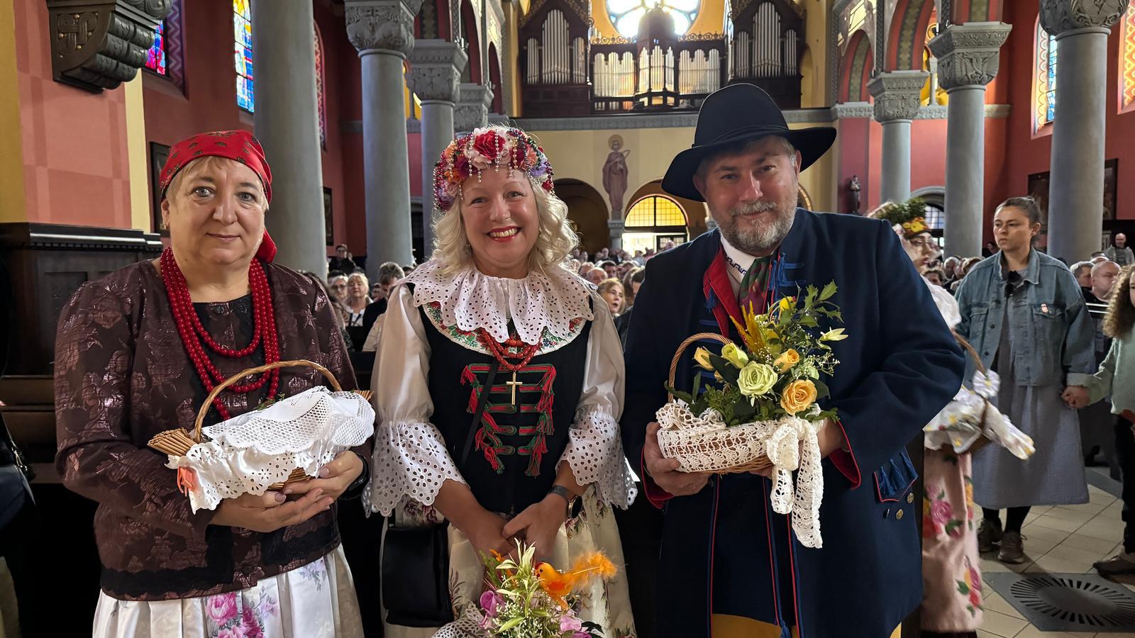 Święcenie w strojach Rozbarskich