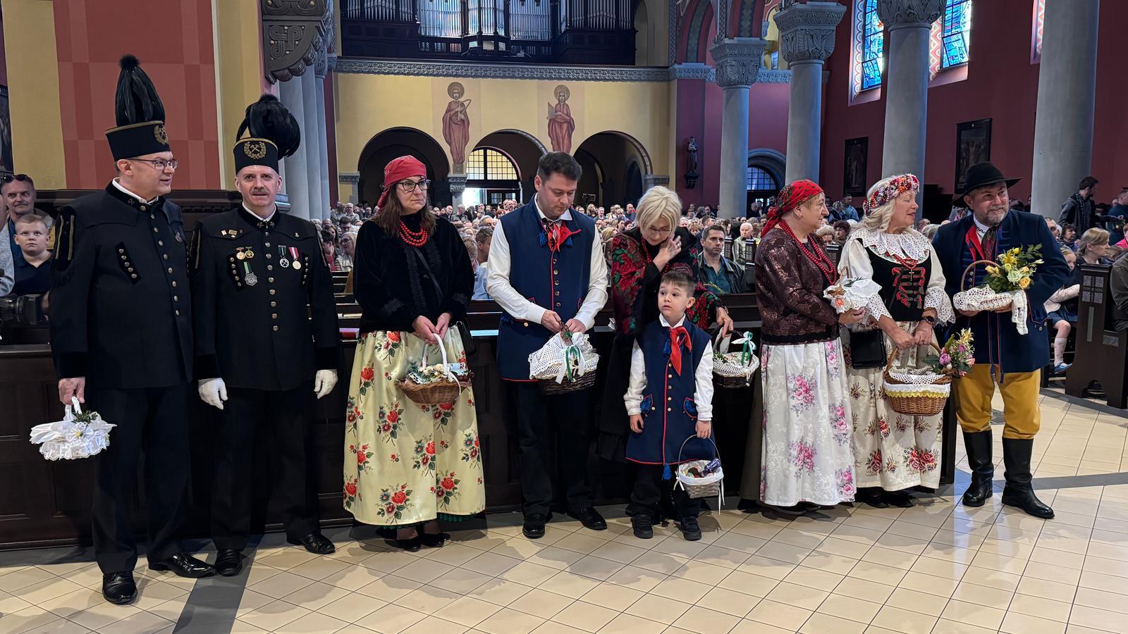 Święcenie w strojach Rozbarskich