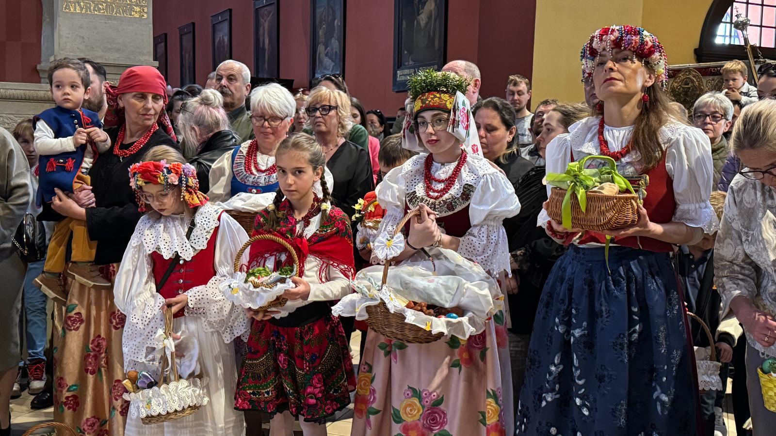 Święcenie w strojach Rozbarskich
