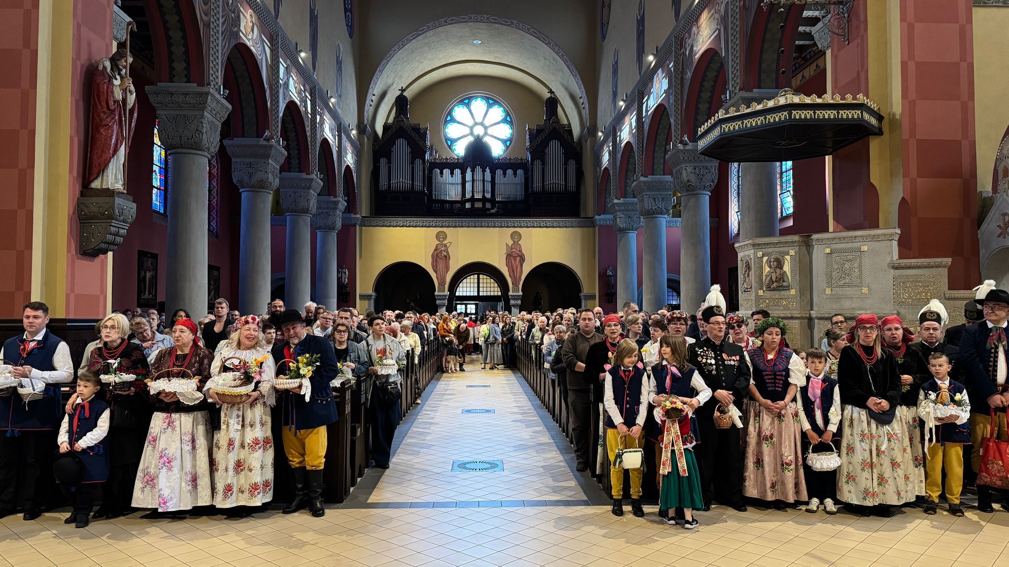Święcenie w strojach Rozbarskich