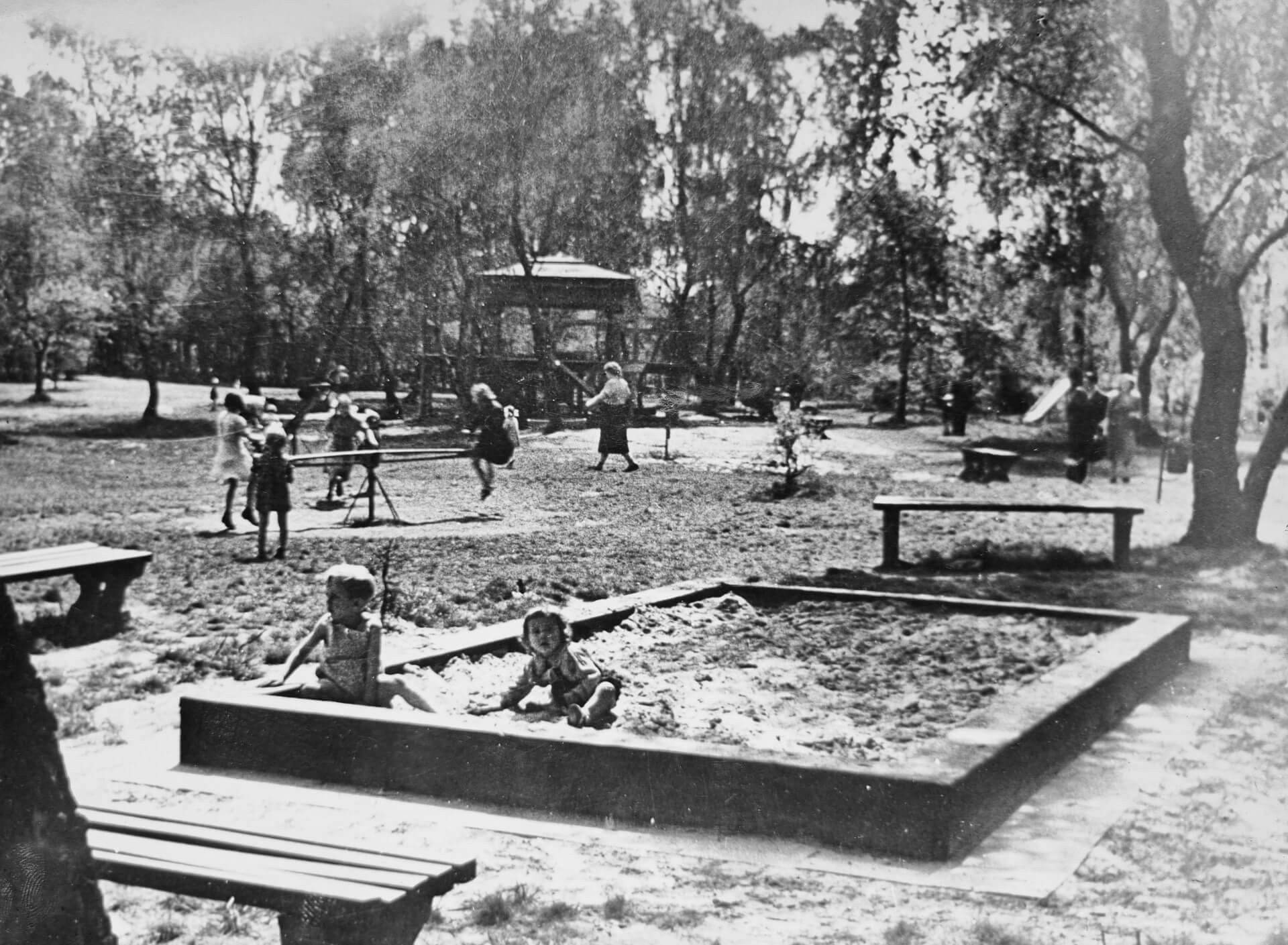 Widoczna w tle altana to pojnik przy Terenach Dziecięcych WPKiW