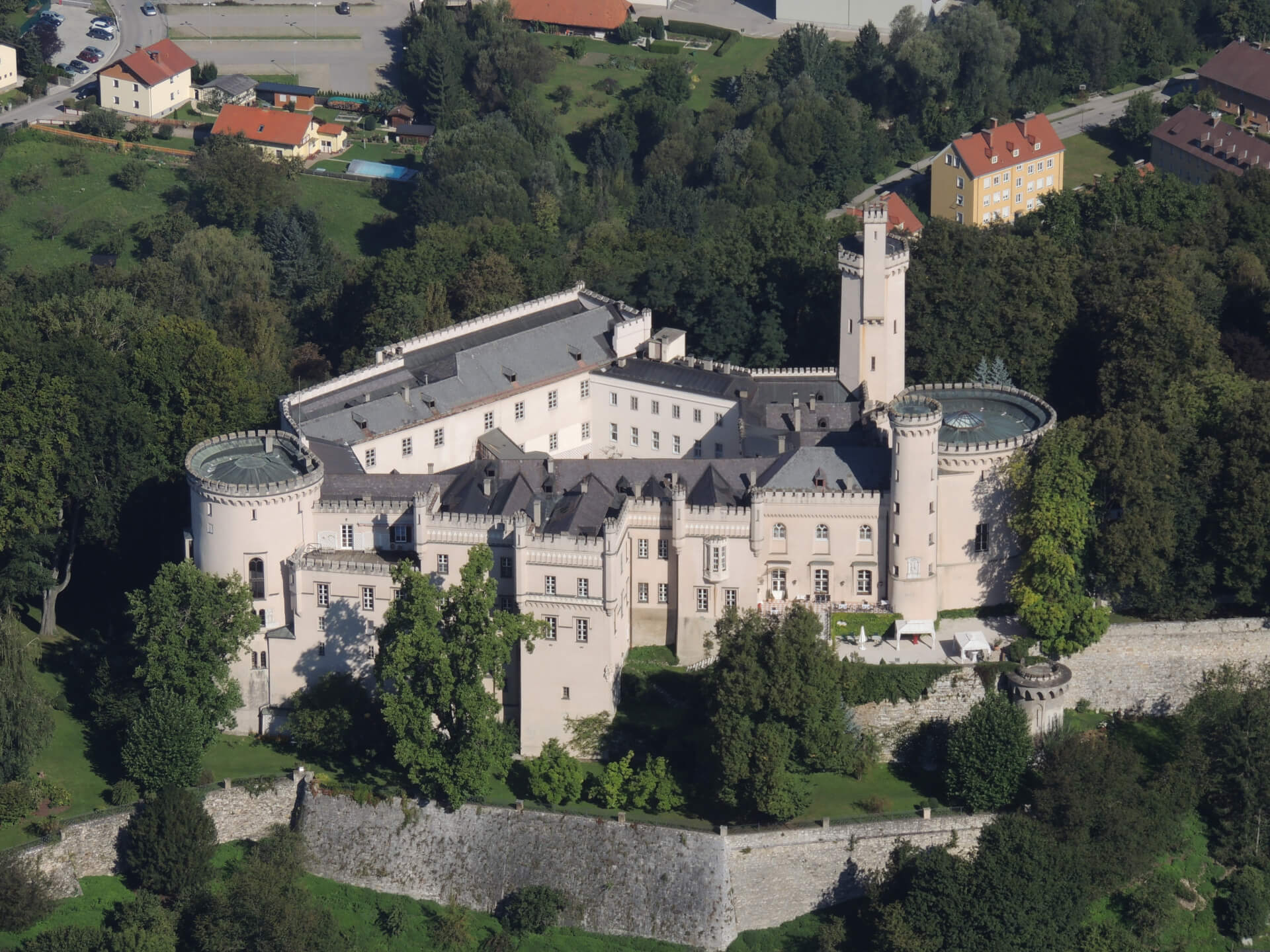 Widok zamku Wolfsberg z lotu ptaka