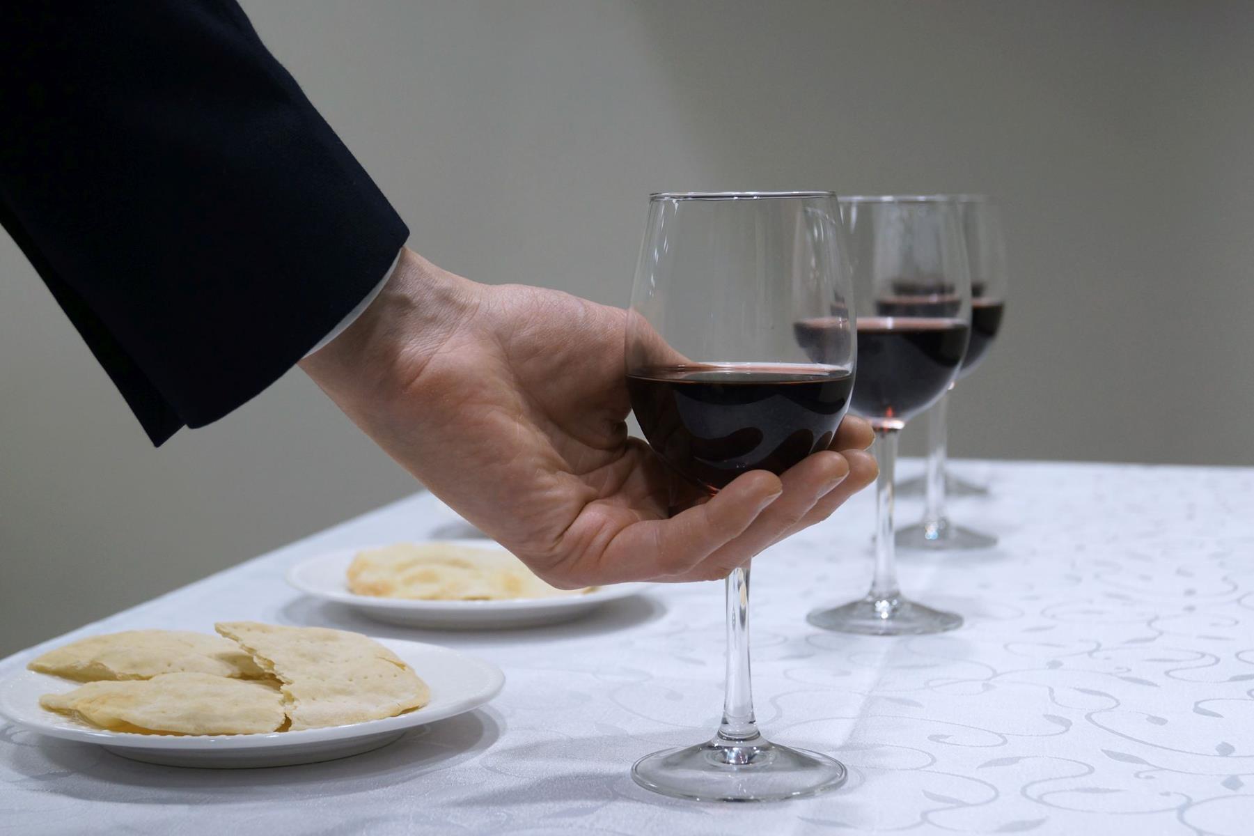 Wino i chleb na Pamiątce Śmierci Jezusa Świadków Jehowy