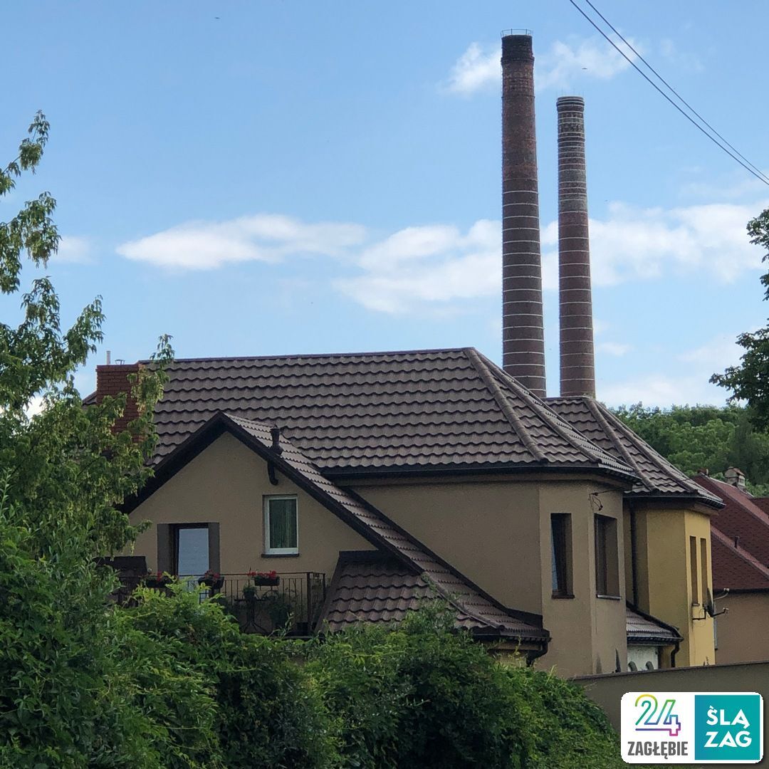 Wojkowice. Wycieczka w ramach cyklu «Kierunek GZM». Charakterystyczne dwa kominy, widziane z każdego kierunku. 29 czerwca 2025.