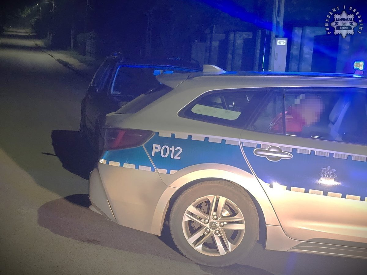 Sączów (gmina Bobrowniki, powiat będziński). Zatrzymanie pijanego Ukraińca bez prawa jazdy przez funkcjonariuszy Komisariatu Policji w Wojkowicach. 8 czerwca 2025.