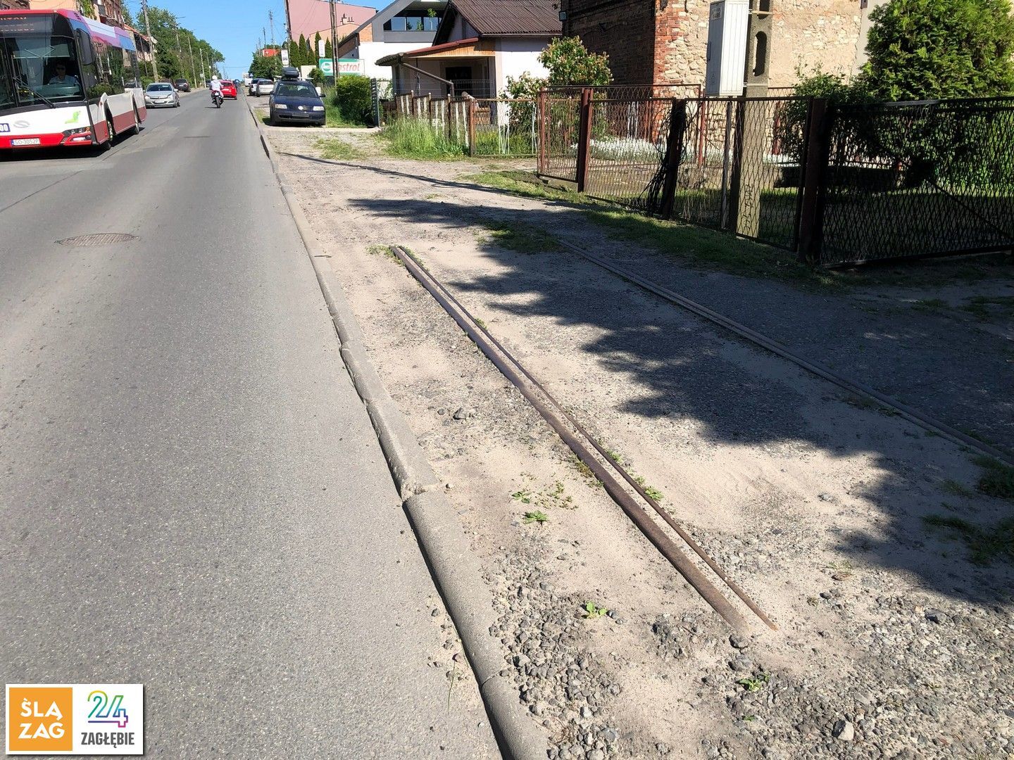 Wojkowice-Żychcice. Pozostałości torów tramwajowych przy ulicy Jana III Sobieskiego. 29 maja 2026