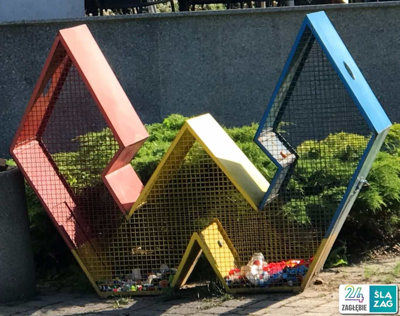 Wojkowice. Park Miejski. Kosz na zakrętki. 10 sierpnia 2025.