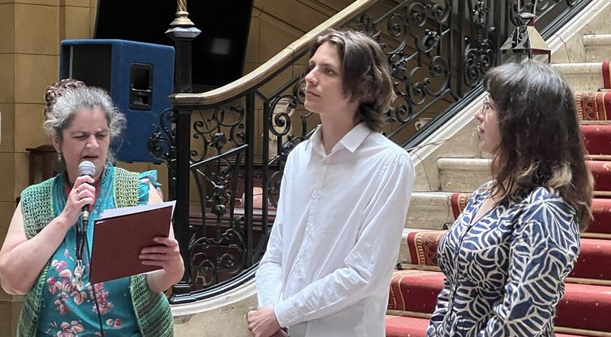 „O Śląsku, po śląsku” – rozstrzygnięcie konkursu Stowarzyszenia «Wrazidlok». Laureaci (od lewej): Anna Piliszewska (III), Jakub Schuwald (I), Agata Camrp (II). Świerklaniec, 21 czerwca 2025.