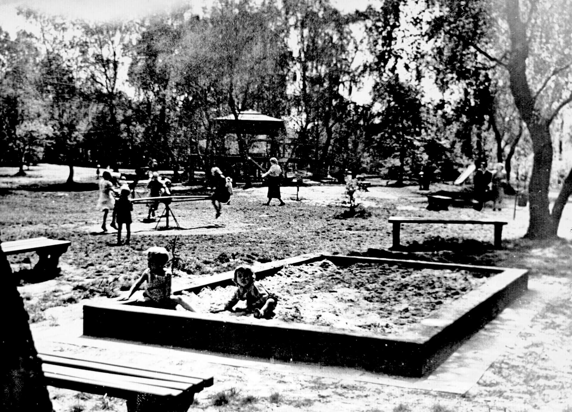 Metalowe elementy ławek w WPKiW pochodziły z pancernika Gneisenau