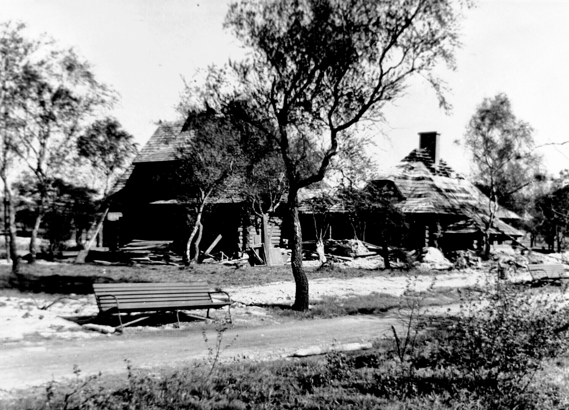 Metalowe elementy ławek w WPKiW pochodziły z pancernika Gneisenau