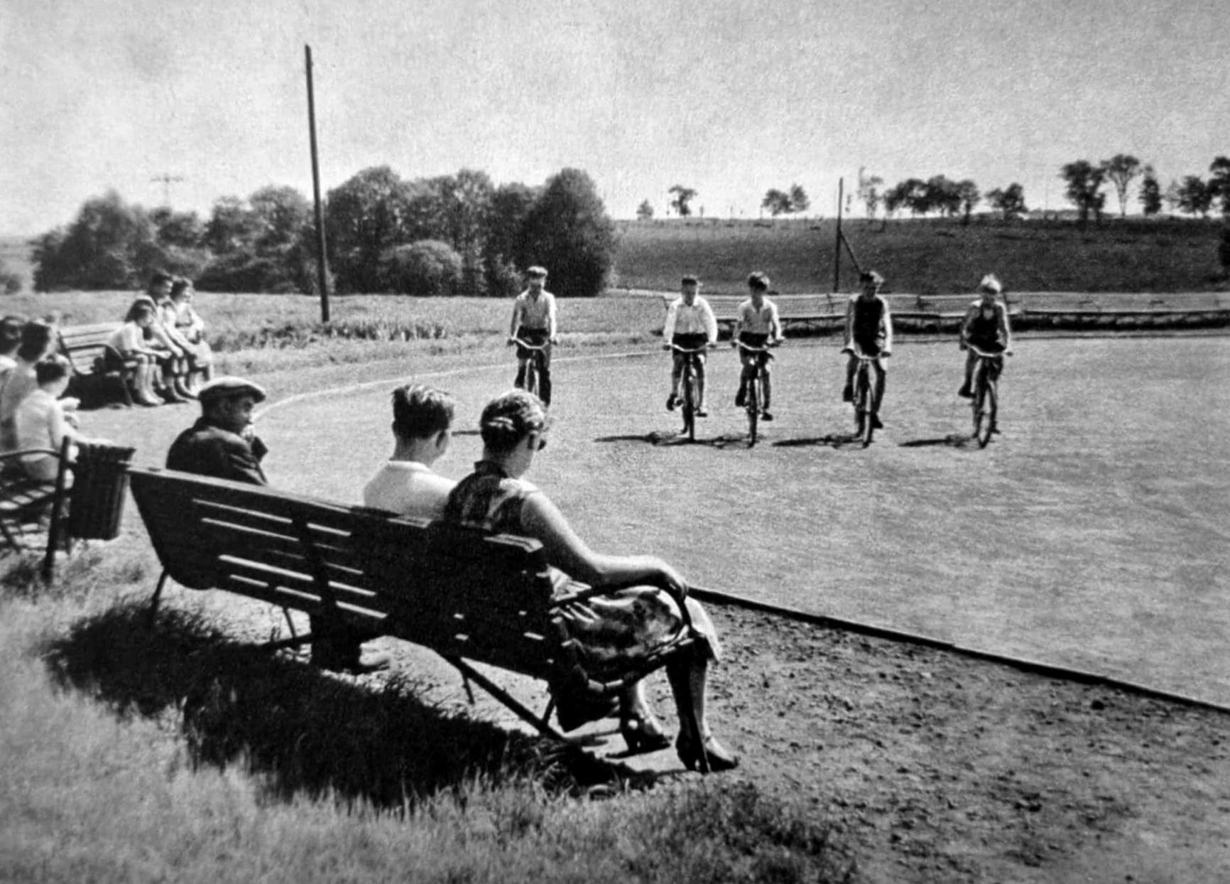 Metalowe elementy ławek w WPKiW pochodziły z pancernika Gneisenau