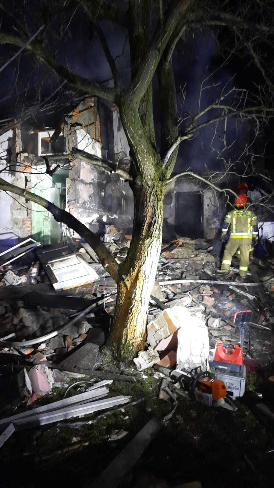 Wybuch butli z gazem w Cisownicy spowodowal pożar i zawalenie się domu